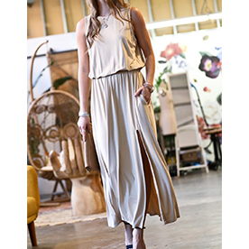 Sleeveless loose fit waist tie maxi dress, with side slit.