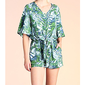 The Jungle Print is back in an Tie Front Romper featuring a beautiful v neckline and a front tie. 