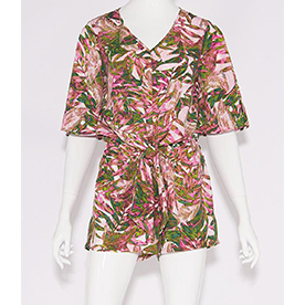 The Jungle Print is back in an Tie Front Romper featuring a beautiful v neckline and a front tie. 