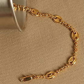 Vintage link bracelet made of brass gold plated.