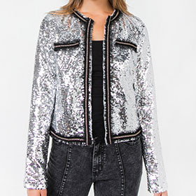 This sequin jacket with beautiful datails will make you shine a make you fell free of what  everyone else thinks. Just dare to wear it!