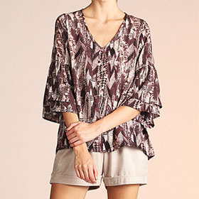 Beautiful top perfect to wear with a pair of jeans. The sleeves have cute ruffles and the neckline is v-shaped. 