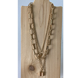 This matte gold three layer necklace is perfect to dress almost any outfit.